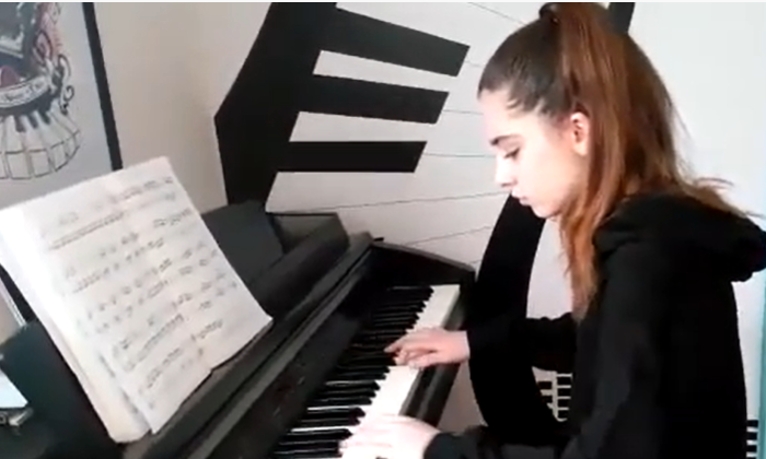 PİYANO DERSİ (ÖĞRENCİMİZ: MELİS ÖZDEMİR)